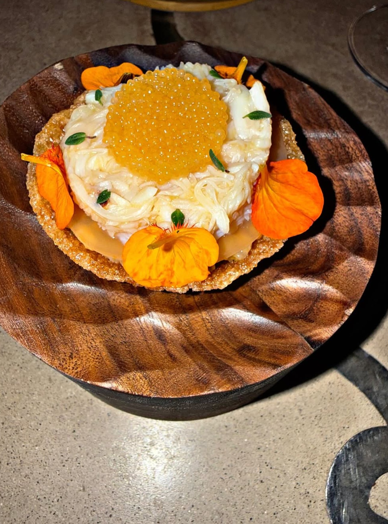 木盘上的海鲜鱼籽料理